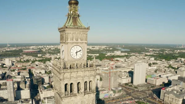 Luftaufnahme der Uhr und Aussichtsterrasse auf dem Palast der Kultur und Wissenschaft in Warschau, Polen — Stockfoto