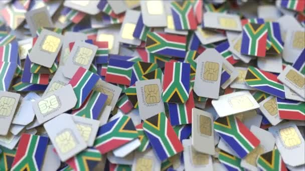 Hög med SIM-kort med flagga av Sydafrika. Afrikansk mobil telekommunikation relaterade konceptuella 3D-animering — Stockvideo