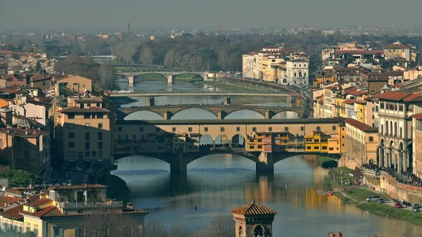 Brug Ponte Vecchio, een belangrijk Italiaans monument en het stadsbeeld van Florence, Italië — Stockfoto