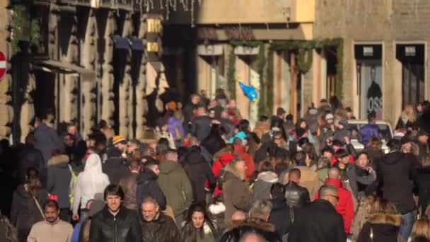 Florencie, Itálie-26. prosince 2018. Přeplněné turistické místo v centru města — Stock video