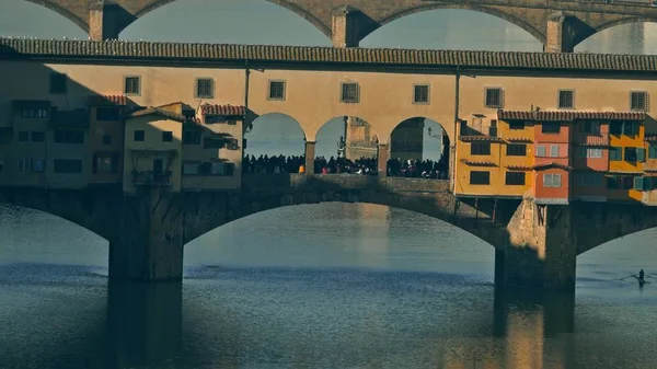 Berühmte Brücke Ponte Vecchio, ein bedeutendes italienisches Wahrzeichen, Teleobjektiv geschossen — Stockfoto