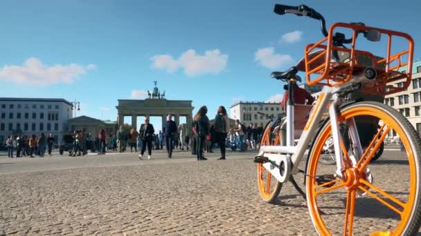 BERLÍN, ALEMANIA - 21 DE OCTUBRE DE 2018. Famosa Puerta de Brandenburgo y alquiler de Mobike como primer plano — Vídeo de stock