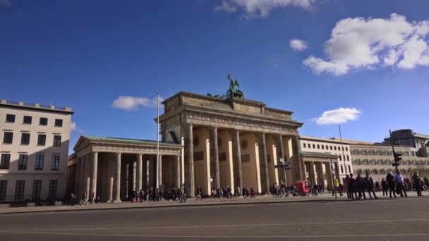 BERLÍN, ALEMANIA - 21 DE OCTUBRE DE 2018. La Puerta de Brandeburgo, uno de los monumentos más visitados de la ciudad — Vídeos de Stock