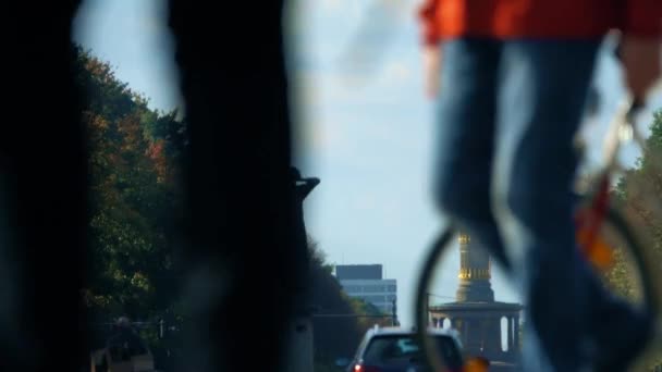 Телеобъектив с объективом дистанционного Берлинской колонны Победы и уличного движения, Германия — стоковое видео