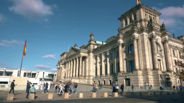 BERLINO, GERMANIA - 21 OTTOBRE 2018 L'edificio del Reichstag, il punto di riferimento tedesco più popolare — Video Stock