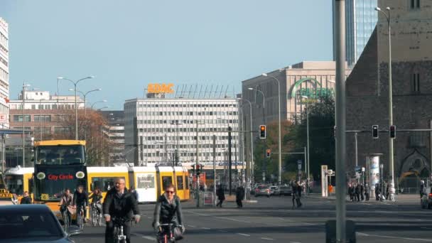 BERLÍN, ALEMANIA - 21 DE OCTUBRE DE 2018. Ocupado tráfico urbano cerca de la famosa plaza Alexanderplatz, teleobjetivo tiro — Vídeo de stock