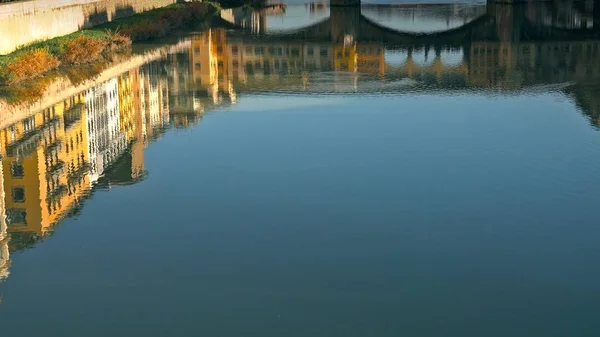 Ponte Vecchio e le case fiorentine riflessione sull'acqua, Firenze, Italia — Foto Stock