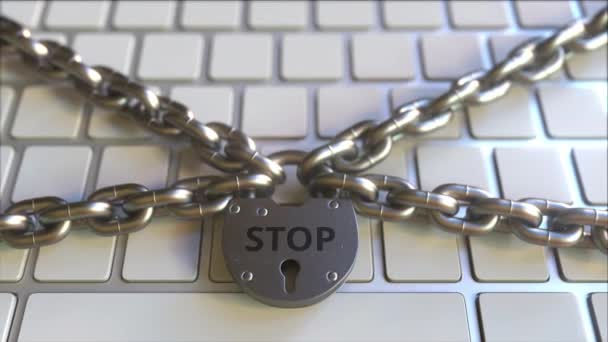 Chaînes et cadenas avec texte STOP sur le clavier de l'ordinateur. Animation 3D conceptuelle — Video