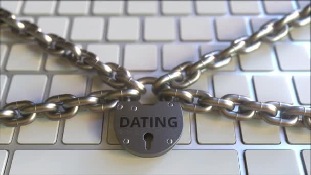 Kettingen en hangslot met dating tekst op het toetsenbord van de computer. Conceptuele 3D-animatie — Stockvideo