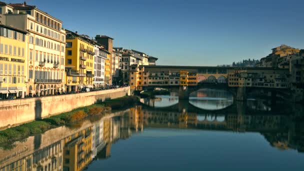 Floransa, İtalya - 26 Aralık 2018. Kalabalık ünlü Ponte Vecchio köprüsü ve Arno Nehri seti — Stok video