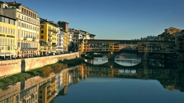 Florence, Italië-26 december 2018. Drukke beroemde Ponte Vecchio-brug en de rivierdijk van de Arno — Stockfoto