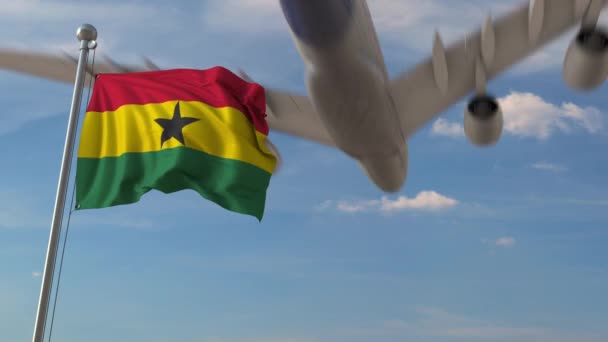 Aereo commerciale che sorvola la bandiera nazionale del Ghana. Animazione 3D relativa al trasporto aereo ghanese — Video Stock