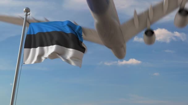 Flugzeug über der Flagge Estlands. estnischer Tourismus im Zusammenhang mit 3D-Animation — Stockvideo