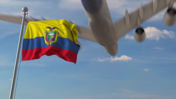 Avión que pasa por encima de la bandera nacional de Ecuador. Transporte aéreo ecuatoriano relacionado con animación 3D — Vídeos de Stock