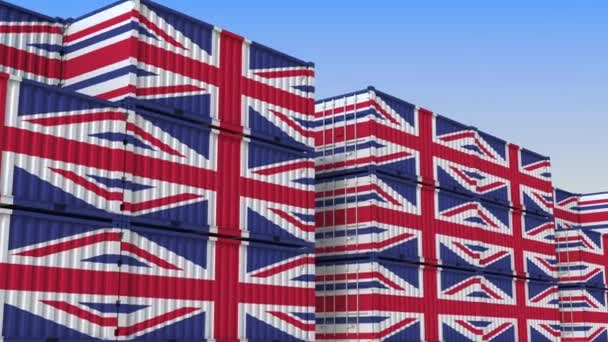 Terminal de contenedores lleno de contenedores con bandera del Reino Unido. Animación 3D loopable relacionada con la exportación o importación británica — Vídeos de Stock