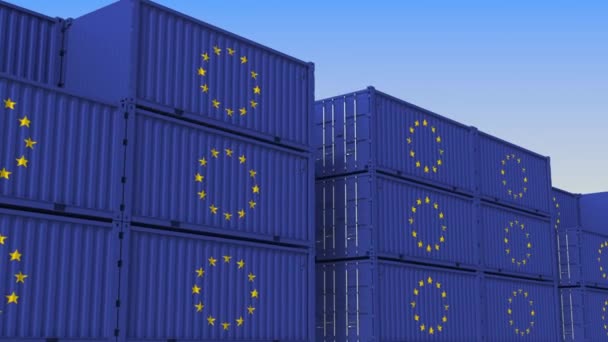 Контейнерний двір, повний контейнерів з прапором Європейського Союзу. У ЄС експортують або імпортують пов'язану з ним тривимірну анімацію — стокове відео