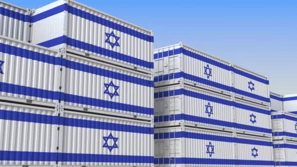 Контейнерный терминал, полный контейнеров с флагом Израиля. Израильская анимация, связанная с экспортом или импортом — стоковое видео
