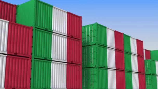 Terminal de contenedores lleno de contenedores con bandera de Italia. Animación en 3D loopable relacionada con la exportación o importación italiana — Vídeos de Stock