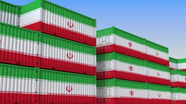Terminal kontenerowy pełen kontenerów z flagą Iranu. Irański eksport lub import związane pętli animacji 3D — Wideo stockowe