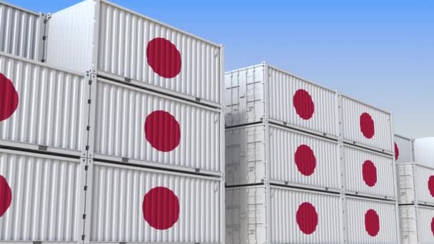 Terminal kontenerowy pełen kontenerów z flagą Japonii. Japoński eksport lub import związane pętli animacji 3D — Wideo stockowe