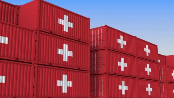 Terminal de contenedores lleno de contenedores con bandera de Suiza. Animación 3D loopable relacionada con la exportación o importación de Suiza — Vídeo de stock