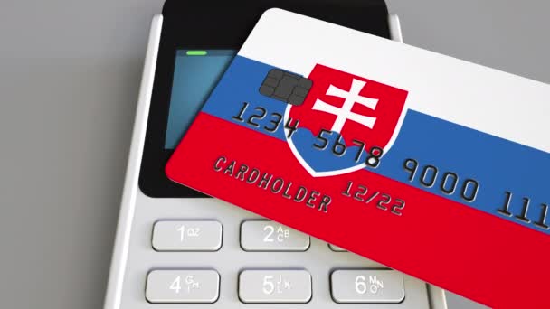 Plastkort med flagga av Slovakien och POS betalning Terminal. Slovakiska banksystemet eller Retail relaterade 3D-animering — Stockvideo