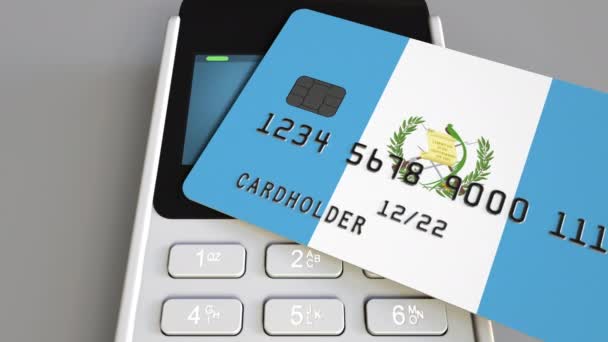 Τραπεζική κάρτα με σημαία της Γουατεμάλα και POS τερματικό πληρωμών. Τραπεζικό σύστημα της Γουατεμάλας ή σχέση λιανικής πώλησης 3D — Αρχείο Βίντεο