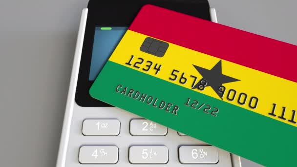 Carta di credito in plastica con bandiera del Ghana e terminale di pagamento POS. Sistema bancario ghanese o animazione 3D relativa al retail — Video Stock