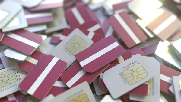 Muchas tarjetas SIM con bandera de Letonia. Renderizado 3D relacionado con las telecomunicaciones móviles letonas —  Fotos de Stock