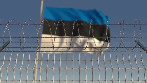 Ondeando la bandera de Estonia detrás de la cerca de alambre de púas. Animación 3D loopable conceptual — Vídeos de Stock