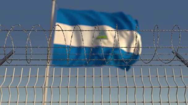 Ondeando la bandera de Nicaragua detrás de una cerca de alambre de púas. Animación 3D loopable conceptual — Vídeos de Stock