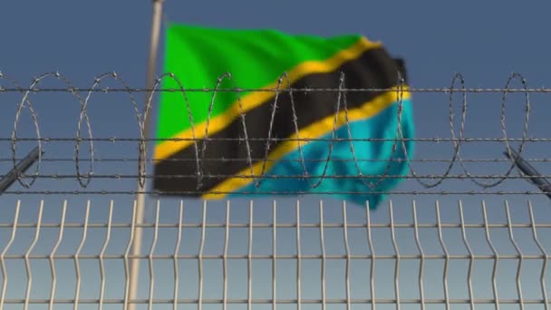 Nationella flaggan i Tanzania bakom taggtrådsstängsel. Konceptuell loopbar 3D-animering — Stockvideo