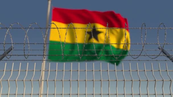 Nationella flaggan i Ghana bakom taggtrådsstängsel. Konceptuell loopbar 3D-animering — Stockvideo