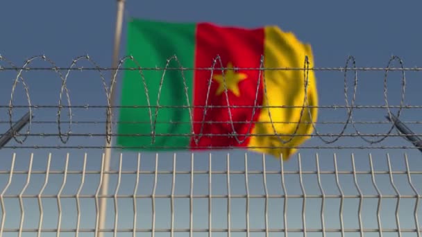 Bandera nacional de Camerún detrás de valla de alambre de púas. Animación 3D loopable conceptual — Vídeos de Stock