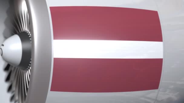 Ondeando la bandera de Letonia en el motor tourbine del avión. Aviación animación 3D relacionada — Vídeo de stock