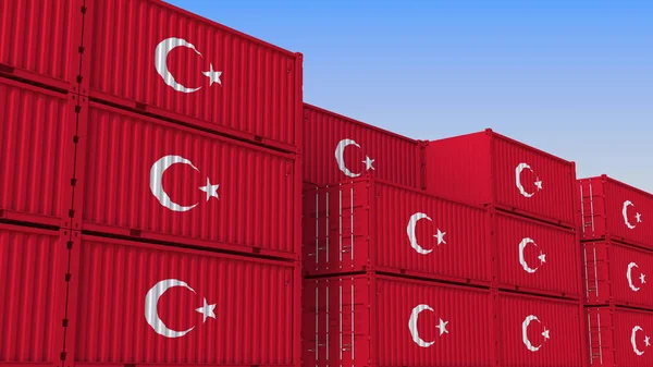 Контейнерный двор, полный контейнеров с флагом Турции. Экспорт или импорт из Турции 3D рендеринг — стоковое фото