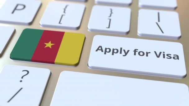 Apply for Visa tekst i flaga Kamerunu na przyciskach na klawiaturze komputera. Koncepcyjna animacja 3D — Wideo stockowe