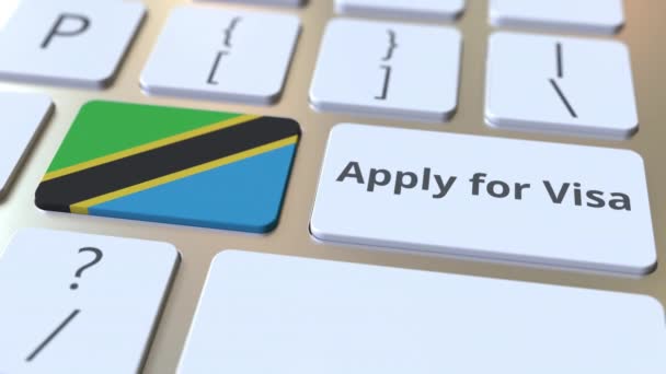 Ansök om visum text och flagga Tanzania på knapparna på datorns tangentbord. Konceptuell 3D-animering — Stockvideo