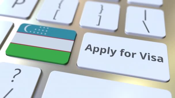 SOLICITA VISA texto y bandera de Uzbekistán en los botones del teclado del ordenador. Animación 3D conceptual — Vídeo de stock