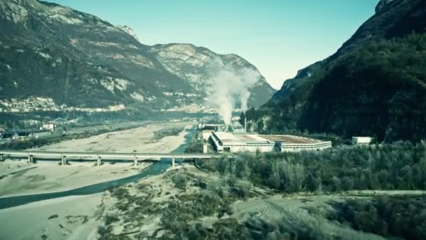 Vue aérienne d'une usine polluante de la vallée de la rivière dans le nord de l'Italie — Video