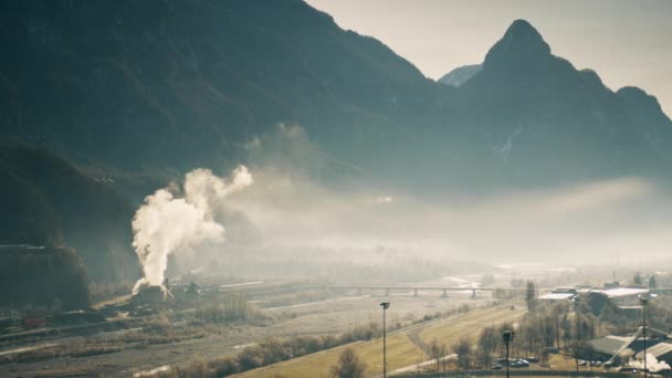 Повітря забруднюючих об'єктів в долині річки, Північна Італія — стокове відео