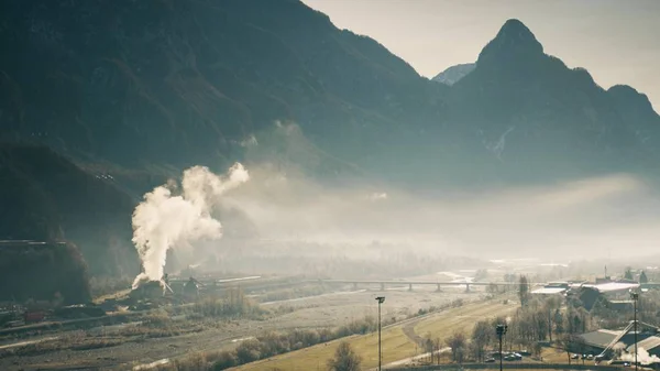 Instalación contaminante del aire en el valle del río, norte de Italia —  Fotos de Stock