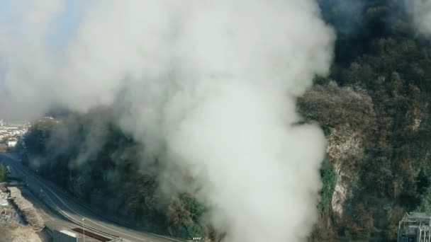 Luchtfoto van stijgende rook van luchtvervuilende faciliteit — Stockvideo