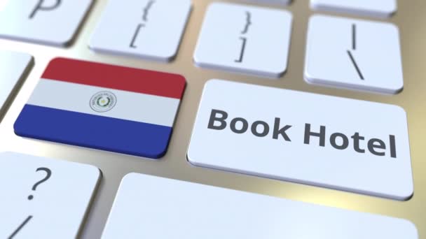 Boek Hotel tekst en vlag van Paraguay op de knoppen op het toetsenbord van de computer. Aan reis gerelateerde conceptuele 3D-animatie — Stockvideo