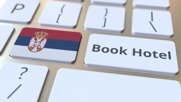 Buchen Sie Hoteltext und Flagge Serbiens auf den Tasten auf der Computertastatur. Reise-bezogene konzeptionelle 3D-Animation — Stockvideo
