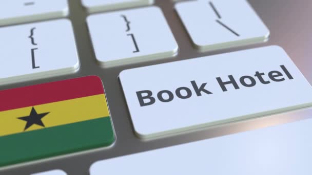 Κλείστε το κείμενο του ξενοδοχείου και τη σημαία της Γκάνας στα κουμπιά του πληκτρολογίου του υπολογιστή. Σχετικά με τα ταξίδια εννοιολογικό εφέ 3D — Αρχείο Βίντεο