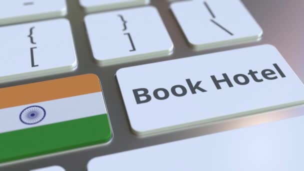在电脑键盘上的按钮上预订酒店文本和印度国旗。旅行相关概念 3D 动画 — 图库视频影像
