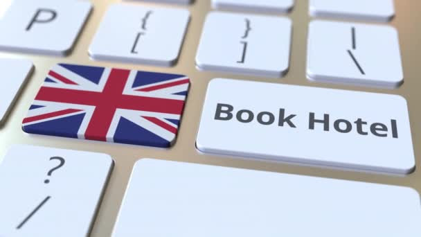 在电脑键盘上的按钮上预订酒店文字和英国国旗。旅行相关概念 3D 动画 — 图库视频影像