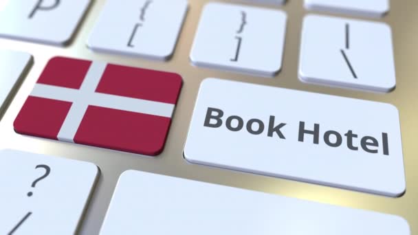 在电脑键盘上的按钮上预订酒店文本和丹麦国旗。旅行相关概念 3D 动画 — 图库视频影像