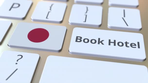 Boek Hotel tekst en vlag van Japan op de knoppen op het toetsenbord van de computer. Aan reis gerelateerde conceptuele 3D-animatie — Stockvideo